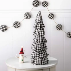 Glitzhome Black and White Plaid Fabric Garland - 1117203325 - Holiday Garland -Outlet Hearth And Home Store f2bd225a587b72eb860fbcd71d097b3b1e2d47b8 93430032 4